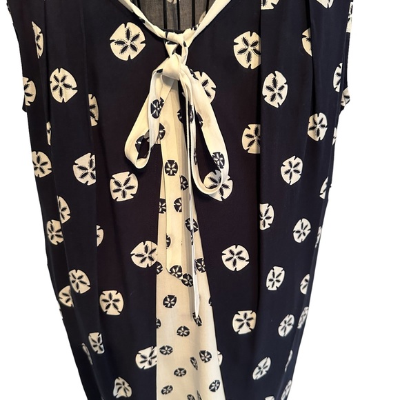 Karri Blue XL tank type top in navy and white w seashell design. V neck w tie - Picture 3 of 7